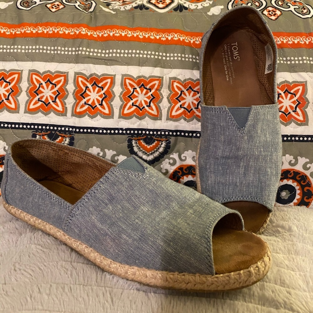 Toms peep toe espadrille.